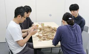 三条市立大学の「三燕祭」のランタン作りのコーナー=三条市上須頃