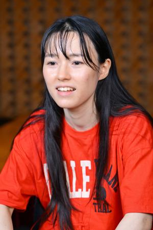 　「作品制作だけでなく販売にも頭を働かせないといけないですね」と話す相波エリカさん