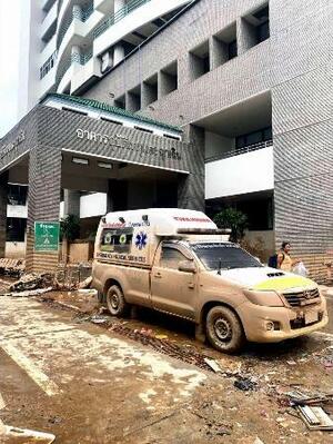 洪水で浸水後に水が引き始めたタイ南部ハジャイの病院=28日(ハジャイ病院提供・共同)