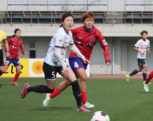 ノジマ相模原-新潟L 前半、攻め上がる新潟LのMF川村優理(中央左)=相模原ギオンスタジアム(新潟L提供)