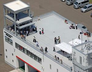北海道むかわ町で消防署の屋上に避難した人たち=30日午前11時16分(共同通信社ヘリから)