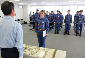 学生消防隊を代表して辞令を受ける友寄美月さん=新潟県長岡市千歳1
