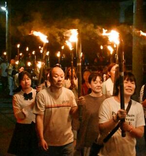 「稲むらの火祭り」で、たいまつを手に歩く町民ら=18日夜、和歌山県広川町