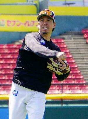 1軍の投手練習に合流し、キャッチボールで調整する楽天の前田健=楽天モバイルパーク