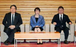 閣議に臨む(左から)林総務相、高市首相、茂木外相=24日午前、首相官邸