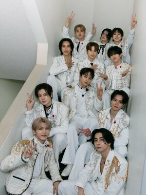 INI（後列左から）田島将吾、松田迅、尾崎匠海、池崎理人、木村柾哉、許豊凡、佐野雄大、後藤威尊、藤牧京介、高塚大夢、西洸人（C）LAPONE ENTERTAINMENT