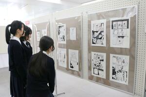 個性的な原画が並ぶ「第27回にいがたマンガ大賞」の入賞作品展=新潟市中央区明石2