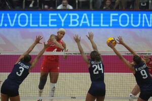 バレーボール女子の世界選手権、準々決勝の米国戦でスパイクを放つトルコのバルガス=4日、バンコク(AP=共同)
