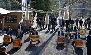 山津見神社の例大祭で披露された「虎捕太鼓」=6日午前、福島県飯舘村