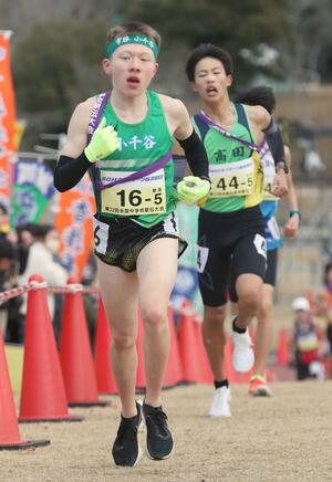 男子 5区で区間5位と健闘した小千谷の波間優弥=滋賀県希望が丘文化公園