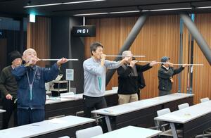 参加者が童心に返って吹き矢を楽しんだ大会＝アオーレ長岡