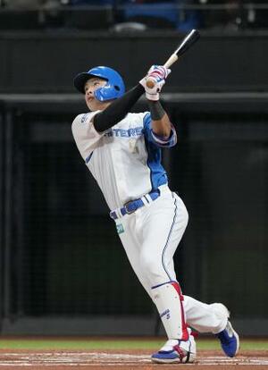 　１回日本ハム２死、野村が左越えに先制ソロを放つ＝エスコンフィールド