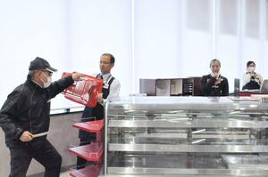 リニューアルオープンを前に行った原信六日町店の防犯訓練=25日、南魚沼市六日町