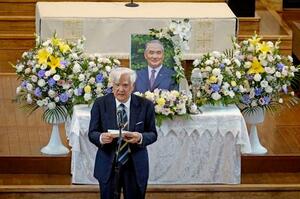 長嶋茂雄さんをしのび、母校立教大で行われた礼拝で追悼の言葉を述べる本屋敷錦吾さん=9日午後、東京都豊島区