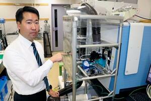 研究に使用した装置の説明をする神奈川県警の広瀬隆平巡査部長=9日、千葉県柏市の科学警察研究所