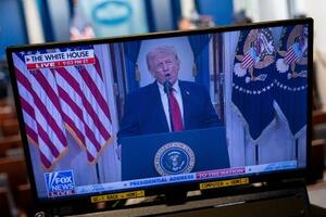 トランプ米大統領の演説を映すモニター=1日、ワシントン(AP=共同)