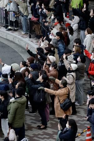 　大阪府知事選が告示され、街頭演説を聞く有権者ら＝２２日午後、堺市