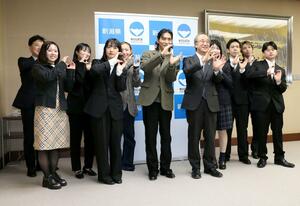 花角英世知事(右から5人目)に報告するチビユニティーのメンバーら=2024年12月24日、県庁