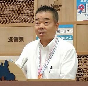 滋賀県庁で記者会見する三日月大造知事=29日午前