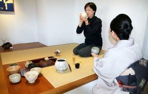 東京都新宿区で開かれた茶道教室=11月