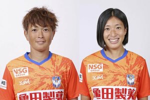 MF上尾野辺めぐみ(左)、MF田中聖愛