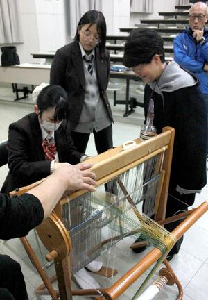 カラムシの機織りを体験した新井高校生=妙高市上町