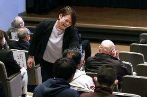 講演した五輪金メダリストの谷本歩実さん＝村上市田端町
