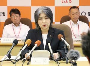 　定例記者会見をする静岡県伊東市の田久保真紀市長＝２９日午前、伊東市役所