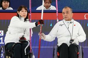 　日本―韓国　第２エンド、作戦を練る小川亜希（左）、中島洋治組＝コルティナダンペッツォ（共同）