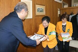 手作りのお守りを渡す加茂地区交通安全協会女性部会のメンバー=田上町