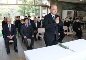 式典で黙とうをささげる参加者＝１１日午後２時４６分、三条市東本成寺