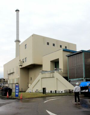 新しい煙突の据え付けが完了したごみ焼却施設。試運転も始まった=10月28日、燕市吉田吉栄