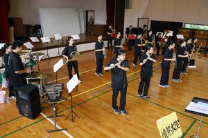 やひこの里で施設利用者らに向けて演奏する弥彦中吹奏楽部=弥彦村麓