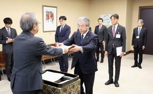 花角英世知事（左）から退職の辞令を受け取る県幹部＝３１日、県庁