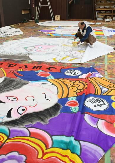 出番待つ大凧の絵付け着々、6月7日から見附今町・長岡中之島大凧合戦