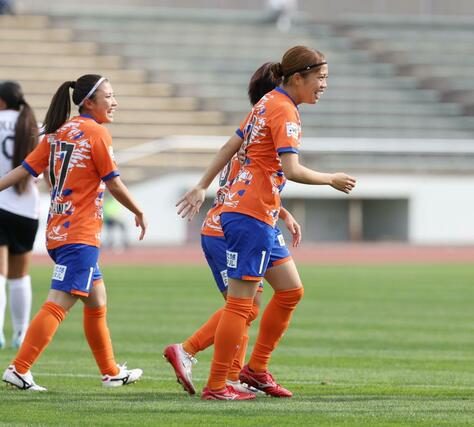 新潟Ｌ－三菱重工浦和Ｌ　前半、シュートを決めたＦＷ新堀華波（右）が仲間と喜ぶ＝２５日、新潟市陸上競技場