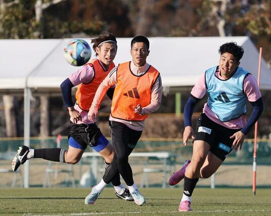 ＦＷ小野裕二（右から２人目）＝宮崎県都城市