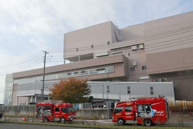 三条市清掃センターで発生した火災の現場＝１３日午前９時半すぎ、三条市福島新田