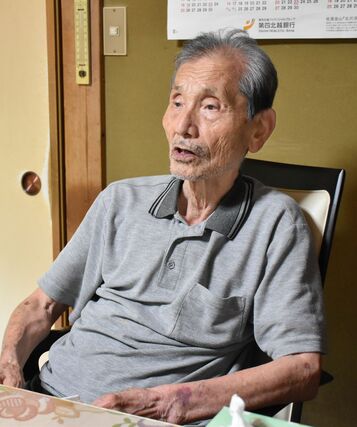 進駐軍の記憶をたどる高原重久さん=上越市