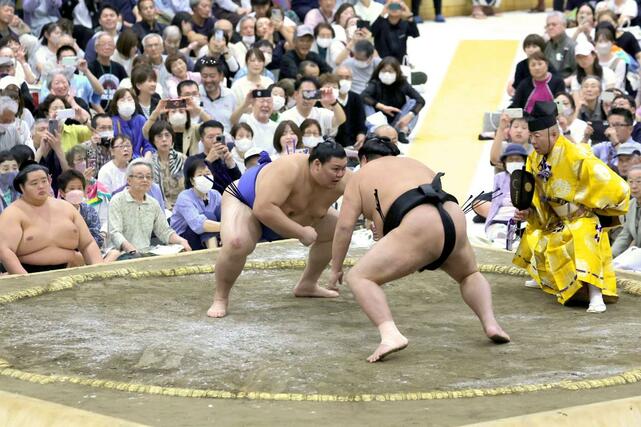 相撲ファンの前で、新大関の大の里が迫力のある取組を見せた＝三条市荒町２