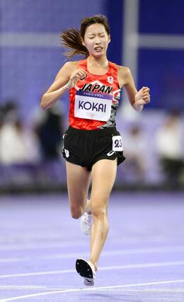 女子1万メートル ゴールする小海遥=パリ郊外(共同)