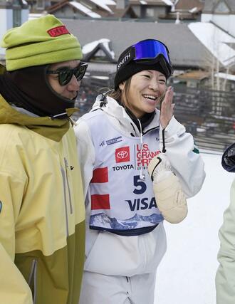 スノーボードＷ杯女子ハーフパイプ第２戦で２位に入り、表彰台で笑顔の冨田せな＝コッパーマウンテン（共同）