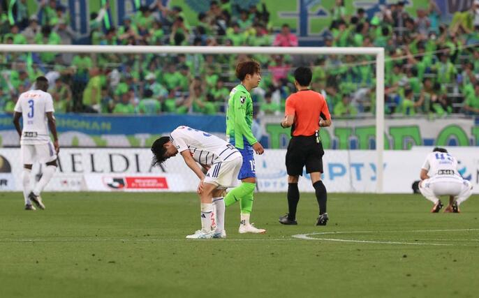 湘南ー新潟　逆転負けを喫し、うなだれる新潟の選手＝レモンＳ