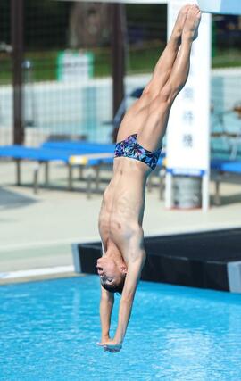 男子板飛び込み決勝 準優勝の石沢海斗(帝京長岡)の2回目=18日、大分県別府市営青山プール