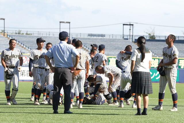 新潟産大付-帝京長岡 6-8で敗れ、涙に暮れる帝京長岡の選手たち=7月24日、新潟市中央区長潟のハードオフ・エコスタジアム