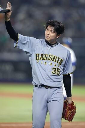 DeNA-阪神 5回のピンチを無失点で切り抜け、ファンの声援に応える阪神先発才木=エコスタ