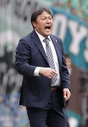 東京Ｖ－清水　前半、指示を出す清水・秋葉監督＝国立競技場