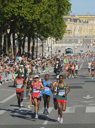 男子マラソン　レース中盤、力走する赤崎暁（手前左）。奥はベルサイユ宮殿＝パリ郊外（共同）