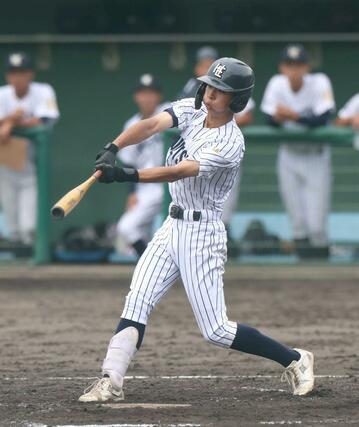 北越-六日町 4回裏2死一、二塁 6番飯田が中前適時打を放ち1-1=新発田市五十公野
