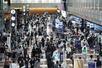 　ゴールデンウイーク後半の５連休初日を迎え、混雑する羽田空港の出発ロビー＝２日